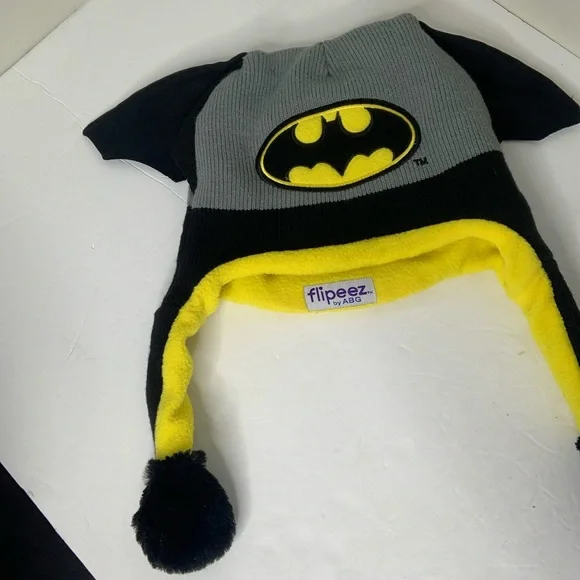 Batman Beanie Hat with Flapping Wings - Picture 4 of 4